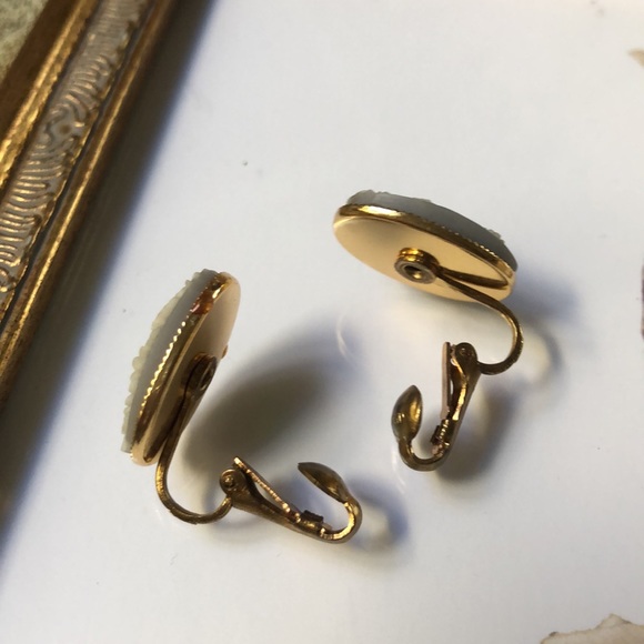 Vintage cameo earrings signed - Picture 5 of 9